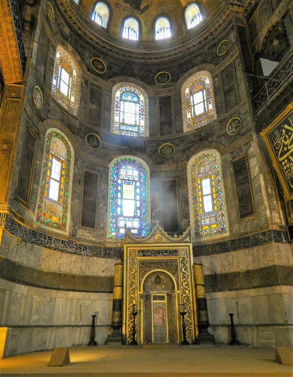 Стамбул. Собор Софии, Премудрости Божией. интерьер и убранство, Алтарь собора (иконостаса нет, в 1453 г. в алтарь поставлен михраб).