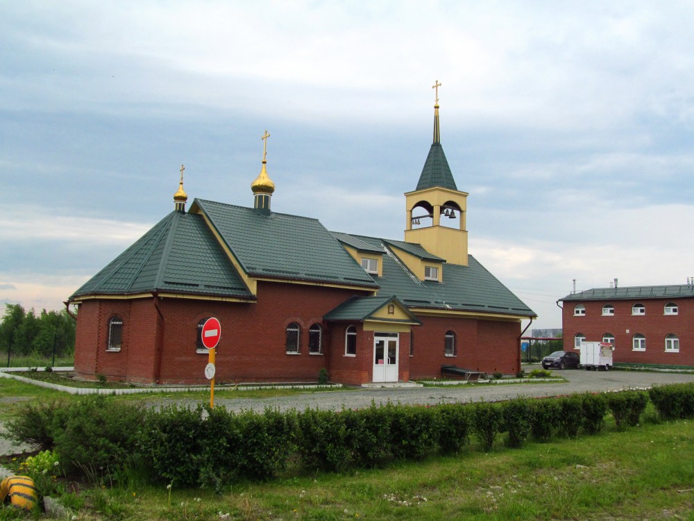 Церковь Смоленской иконы Божией Матери, Первоуральск (Первоуральск (ГО Первоуральск), Свердловская область). общий вид в ландшафте