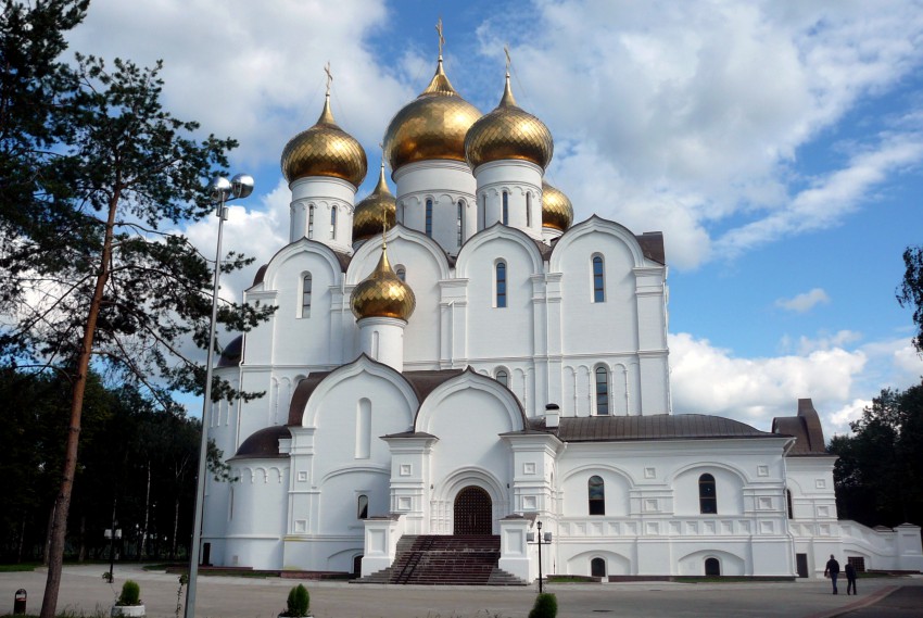 Ярославль. Кафедральный собор Успения Пресвятой Богородицы (новый). фасады