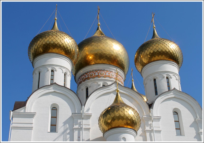 Кафедральный собор Успения Пресвятой Богородицы (новый), Ярославль (Ярославль, город, Ярославская область). архитектурные детали, Купола, украшенные поясом изразцов
