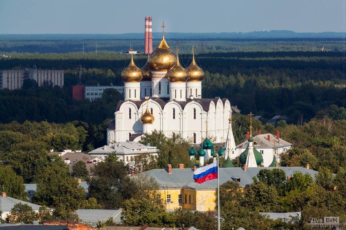 Кафедральный собор Успения Пресвятой Богородицы (новый), Ярославль (Ярославль, город, Ярославская область). общий вид в ландшафте