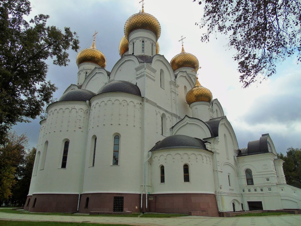 Ярославль. Кафедральный собор Успения Пресвятой Богородицы (новый). фасады