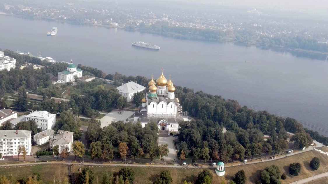 Ярославль. Кафедральный собор Успения Пресвятой Богородицы (новый). общий вид в ландшафте