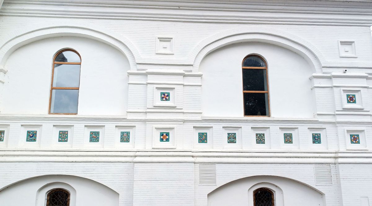 Кафедральный собор Успения Пресвятой Богородицы (новый), Ярославль (Ярославль, город, Ярославская область). архитектурные детали, Украшение изразцами по периметру собора