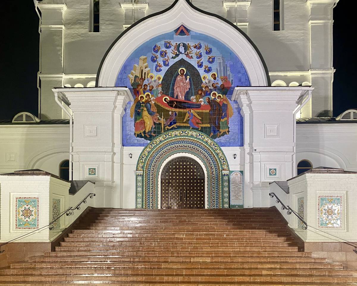 Главный вход (с западной стороны), архитектурные детали. Кафедральный собор Успения Пресвятой Богородицы (новый), Ярославль (Ярославль, город, Ярославская область)