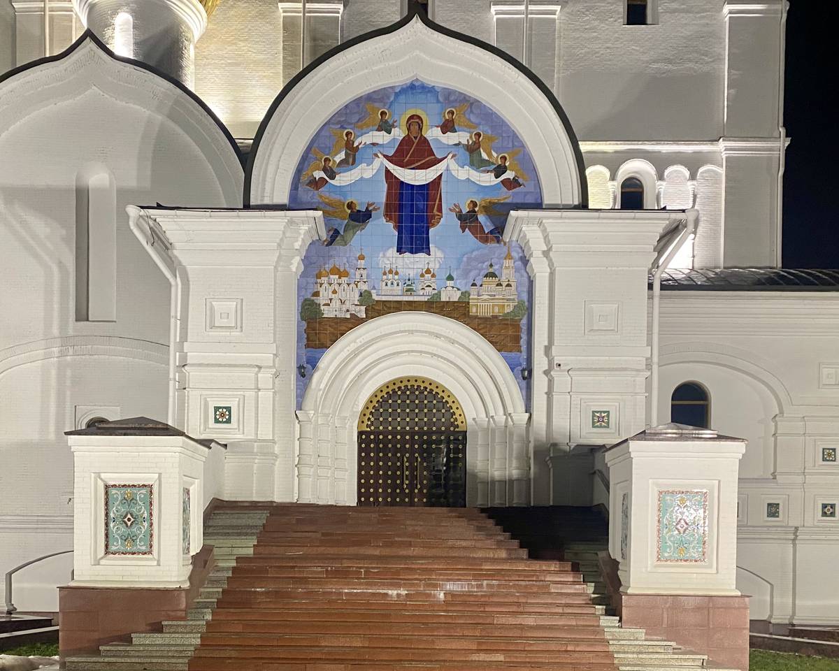 Вход с северного фасада , архитектурные детали. Кафедральный собор Успения Пресвятой Богородицы (новый), Ярославль (Ярославль, город, Ярославская область)