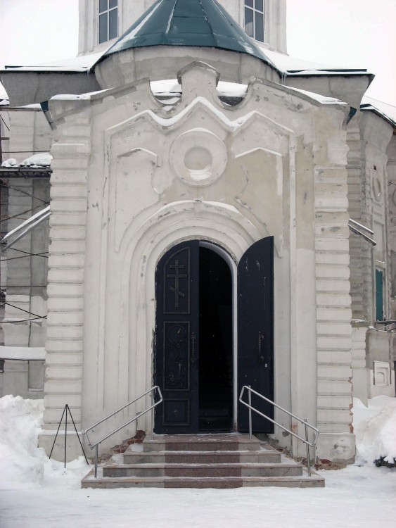Усады. Церковь Троицы Живоначальной. архитектурные детали, Западный фасад. Главные врата храма.