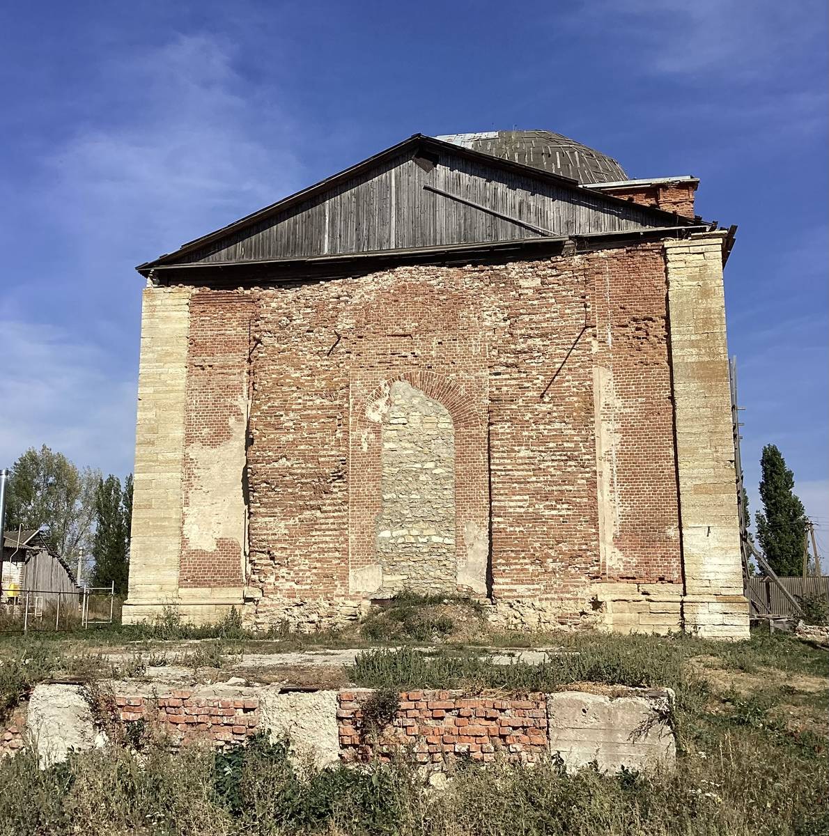 Фундамент колокольни, вид с запада, фасады. Церковь Сергия Радонежского, Сергиевское (Ливенский район и г. Ливны, Орловская область)