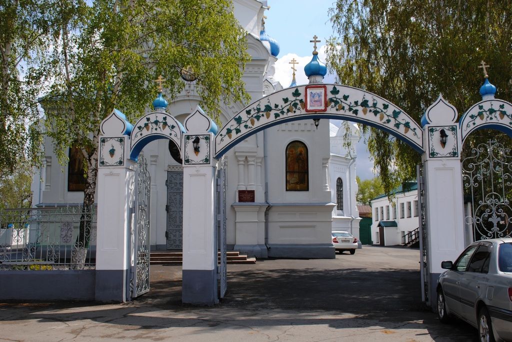 Бийск. Кафедральный собор Успения Пресвятой Богородицы. архитектурные детали, Ворота с ул.Советской.