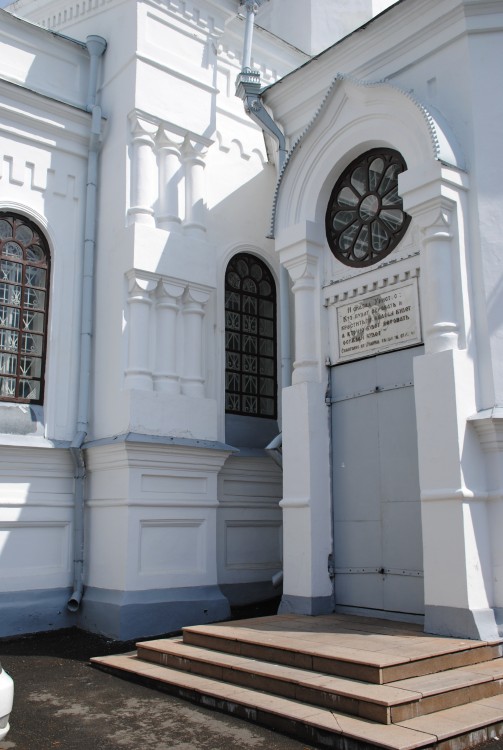 Кафедральный собор Успения Пресвятой Богородицы, Бийск (Бийский район и г. Бийск, Алтайский край). архитектурные детали,  Вход в правый придел.
