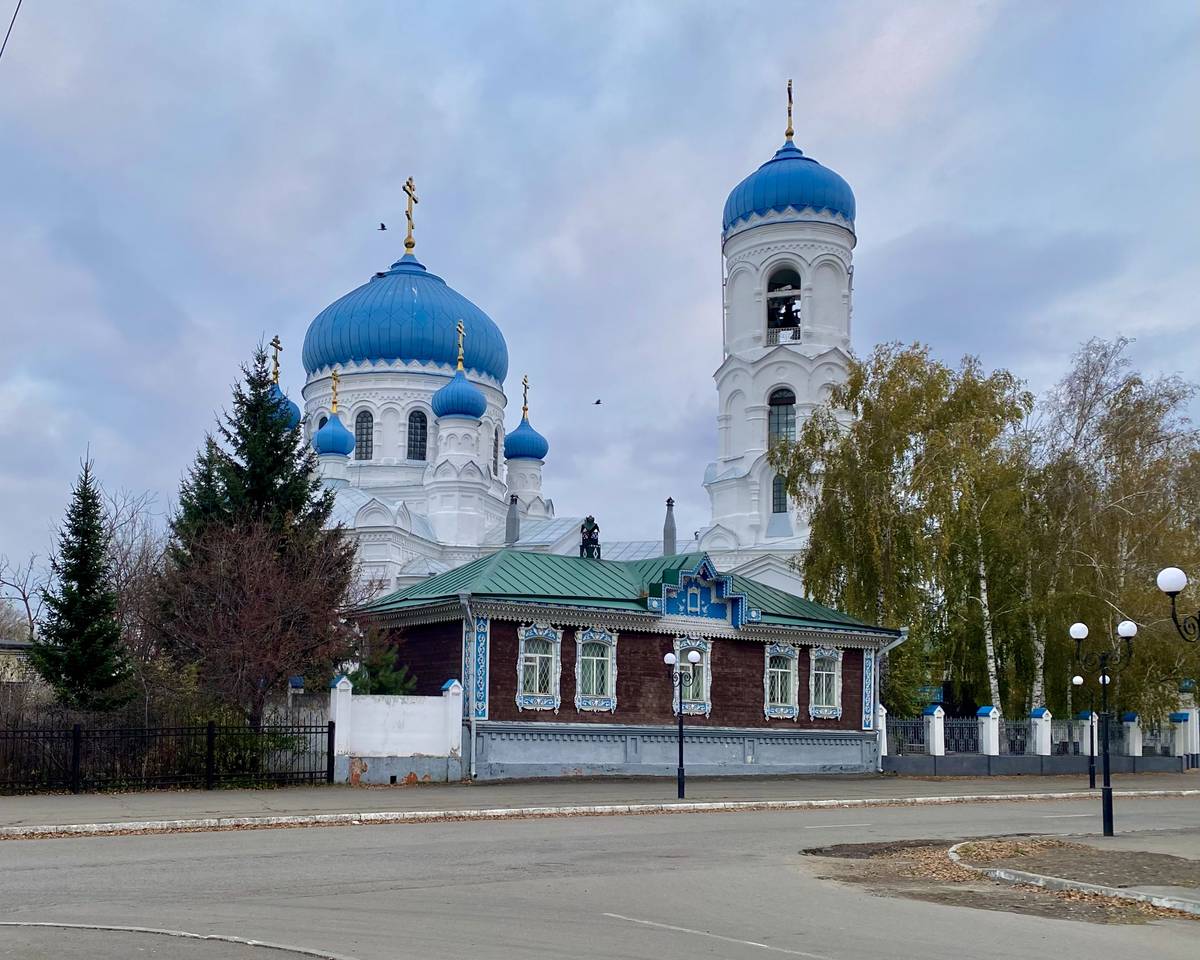 Кафедральный собор Успения Пресвятой Богородицы, Бийск (Бийский район и г. Бийск, Алтайский край). фасады, Вид с ул. Турусова. На переднем плане здание Бийской епархии