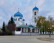 Кафедральный собор Успения Пресвятой Богородицы, Вид с ул. Турусова. На переднем плане здание Бийской епархии<br>, Бийск, Бийский район и г. Бийск, Алтайский край