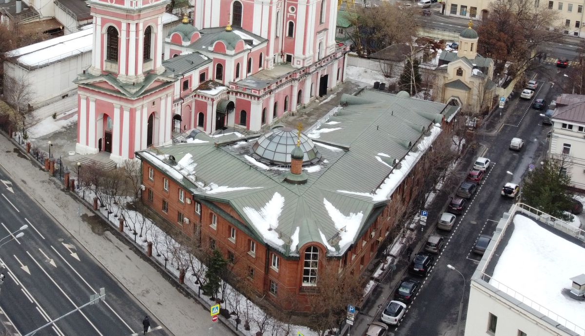 Домовая церковь Новомучеников и исповедников Церкви Русской при детском доме-приюте за Серпуховскими воротами, Замоскворечье (Центральный административный округ (ЦАО), г. Москва). общий вид в ландшафте