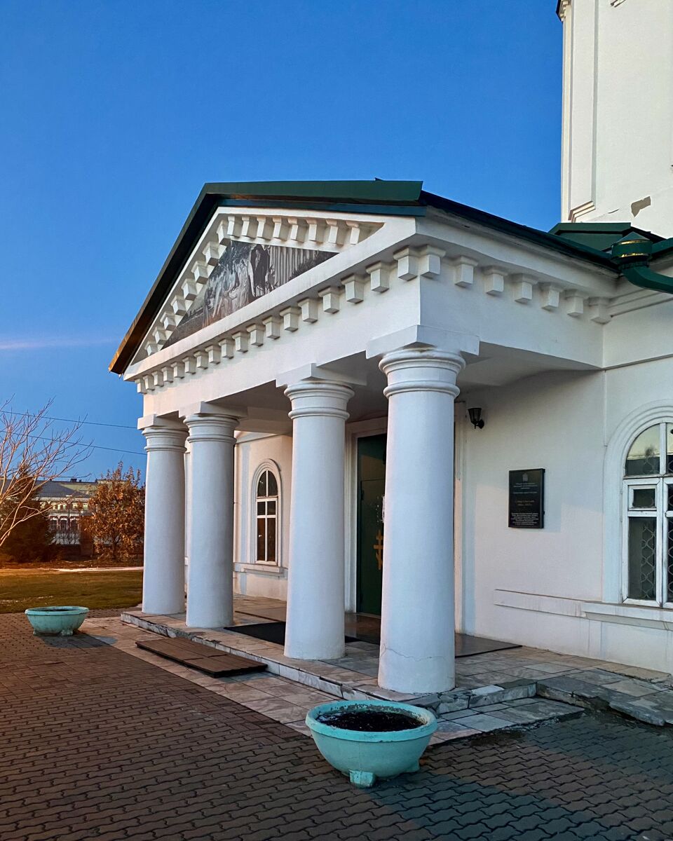 Кафедральный собор Троицы Живоначальной, Канск (Канский район и г. Канск, Красноярский край). архитектурные детали, Паперть