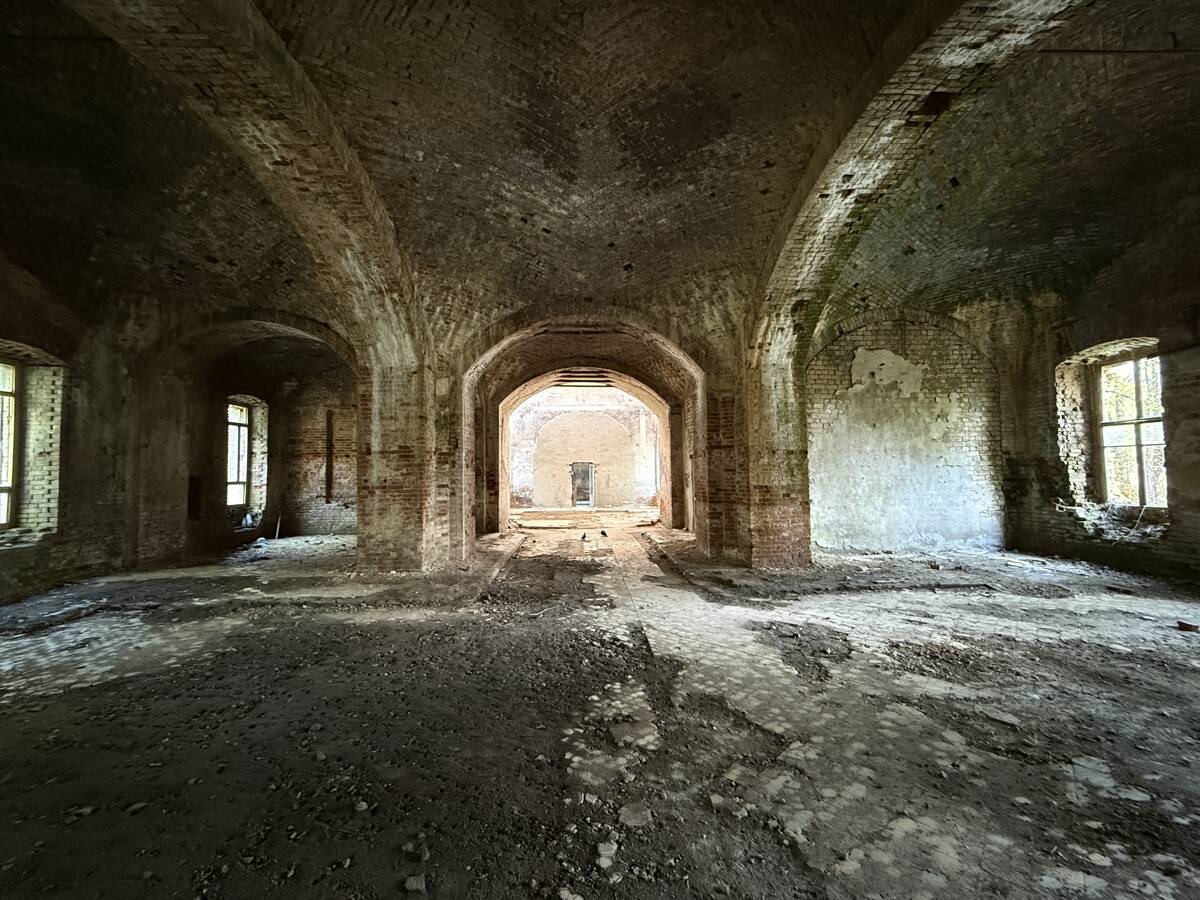 Церковь Рождества Христова, Борщёвка (Ферзиковский район, Калужская область). интерьер и убранство, Вид на алтарь из трапезной