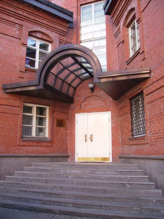 Домовая церковь Новомучеников и исповедников Церкви Русской при детском доме-приюте за Серпуховскими воротами, Замоскворечье (Центральный административный округ (ЦАО), г. Москва). архитектурные детали, Вход  в  приют
