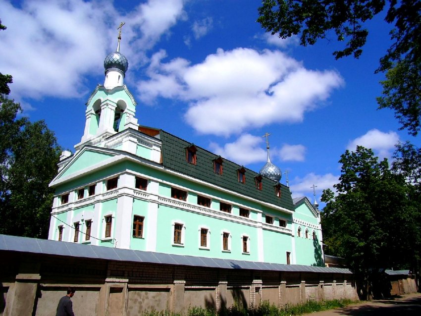 Иваново. Домовая церковь Успения Пресвятой Богородицы в православном приюте при Николо-Шартомском монастыре. общий вид в ландшафте