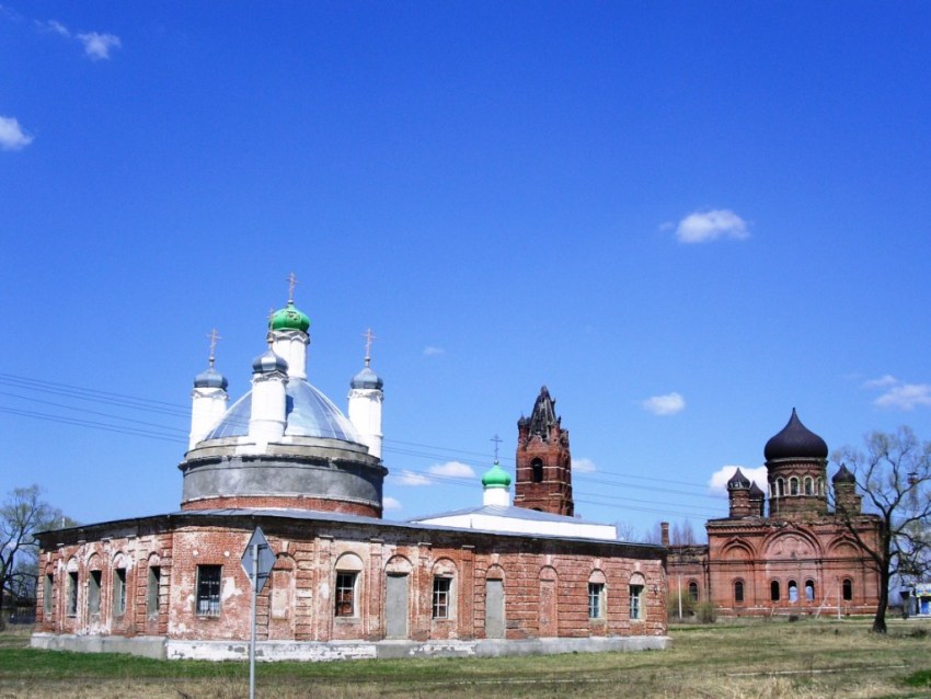 Церковь Троицы Живоначальной (старая), Саввино (Егорьевский городской округ, Московская область). общий вид в ландшафте, вид с юга; на заднем плане - новая Троицкая церковь