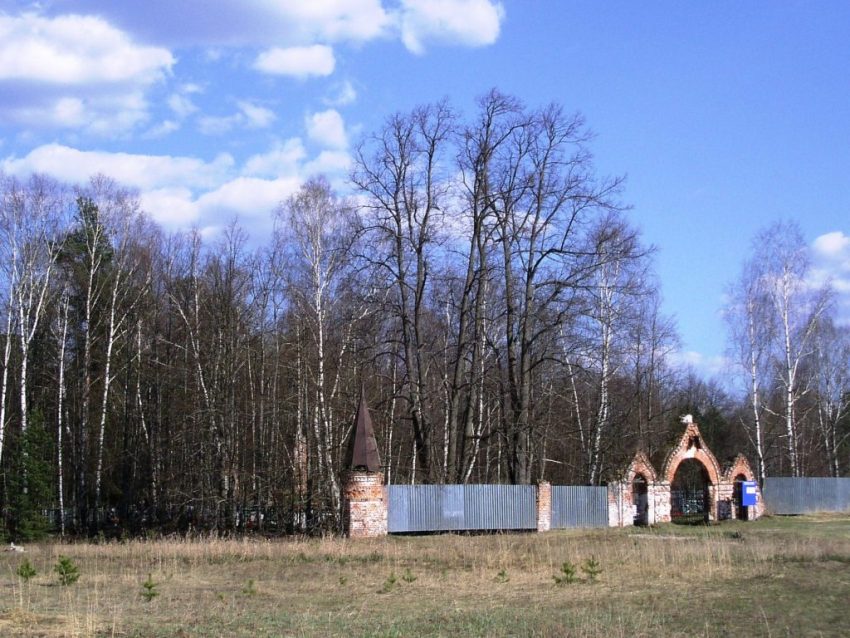 Церковь Покрова Пресвятой Богородицы, Васютино (Орехово-Зуевский городской округ, Московская область). общий вид в ландшафте, ворота и западная башня ограды
