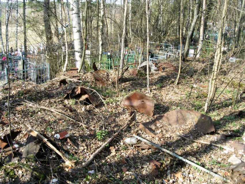 Церковь Покрова Пресвятой Богородицы, Васютино (Орехово-Зуевский городской округ, Московская область). дополнительная информация, остатки кровли на месте разрушенной трапезной