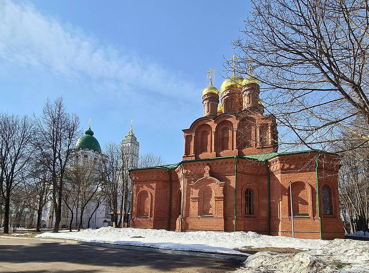 Вид с северо-востока, на втором плане Троицкий собор, фасады. Церковь Успения Пресвятой Богородицы в Филимонках, Филимонки (Новомосковский административный округ (НАО), г. Москва)