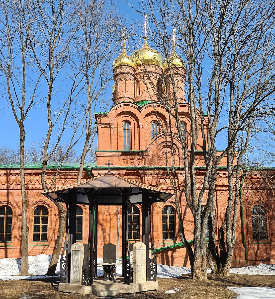Вид с юга. На первом плане беседка, дополнительная информация. Церковь Успения Пресвятой Богородицы в Филимонках, Филимонки (Новомосковский административный округ (НАО), г. Москва)