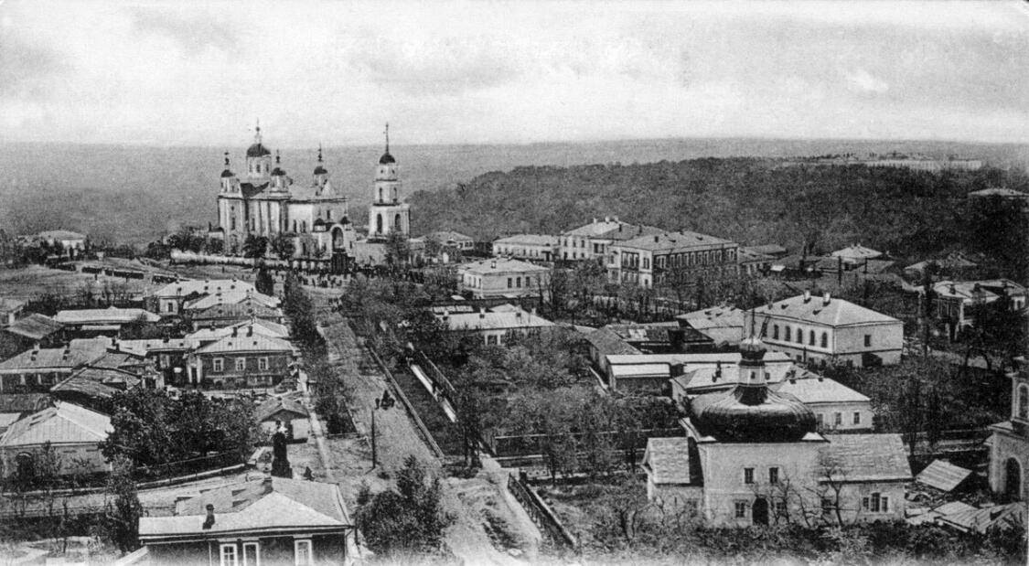 Полтава. Церковь Спаса Нерукотворного Образа. архивная фотография, На ближнем плане - Спасская церковь, в перспективе улицы - Свято-Успенский кафедральный собор