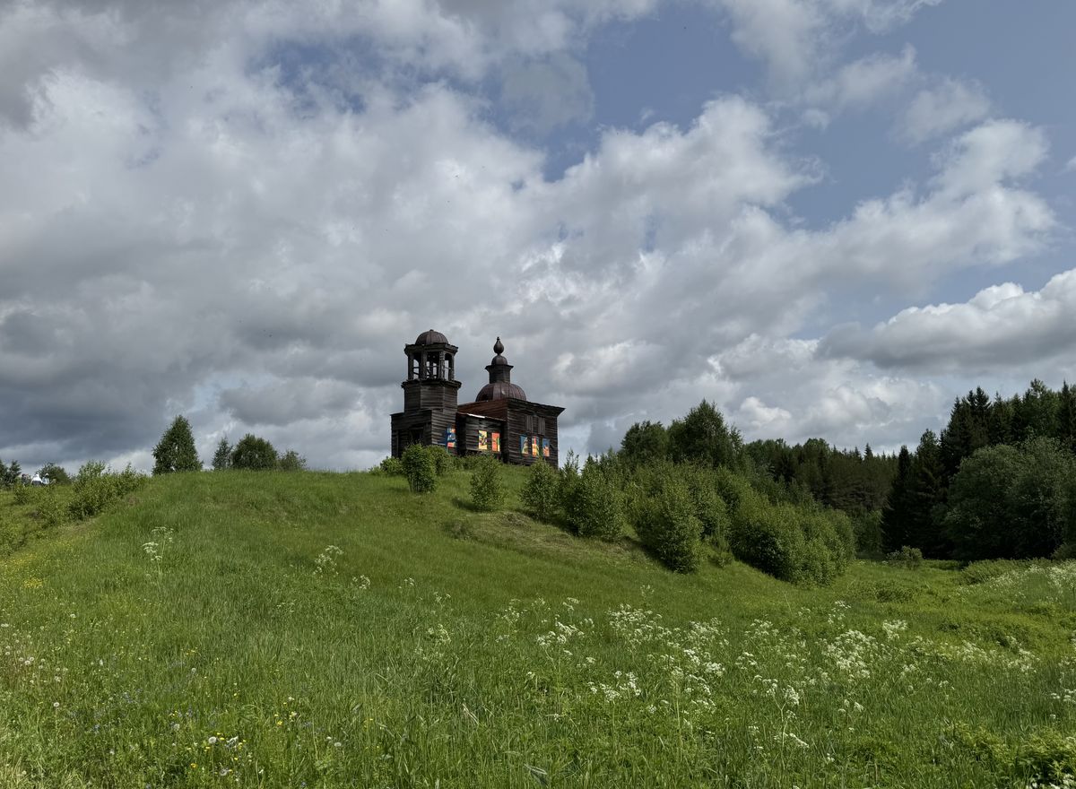 Общий вид с юго-запада, общий вид в ландшафте. Часовня Рождества Иоанна Предтечи, Прокопьевка (Сыктывдинский район, Республика Коми)