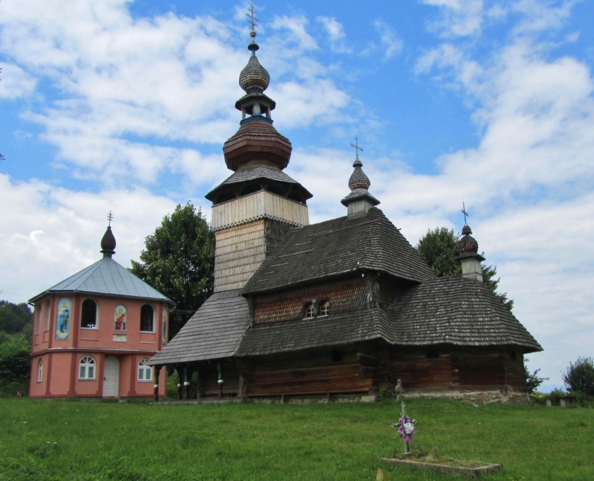 Свалява. Церковь Михаила Архангела. общий вид в ландшафте, вид с юго-востока