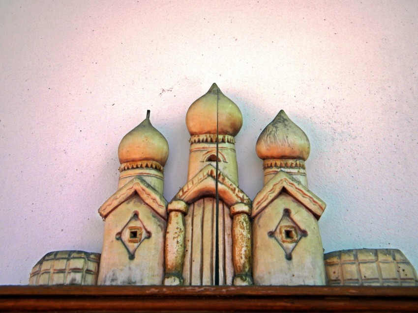 Церковь Николая Чудотворца (новая), Рамонь (Рамонский район, Воронежская область). архитектурные детали, Архитектурная деталь рамочки, где написано расписание богослужений.