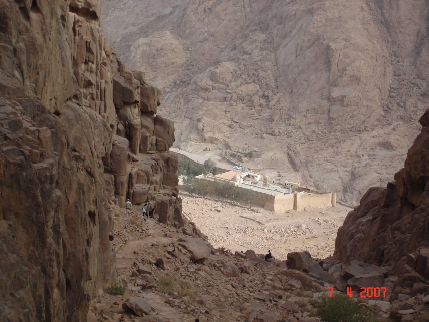 Синайский полуостров. Монастырь Святой Екатерины. общий вид в ландшафте, Вид на монастырь со стороны горы Моисея