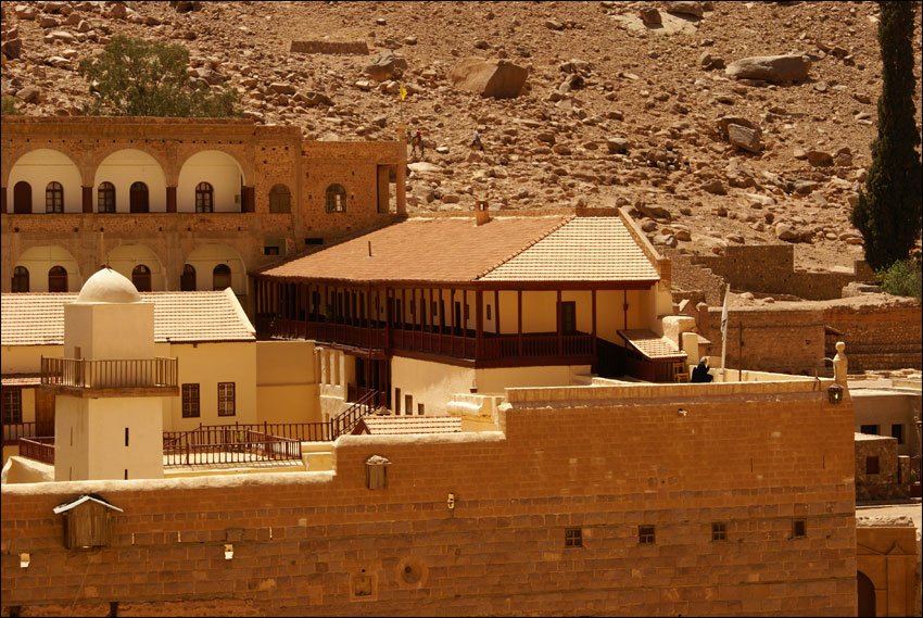 Синайский полуостров. Монастырь Святой Екатерины. фасады, Современные гостевые помещения
