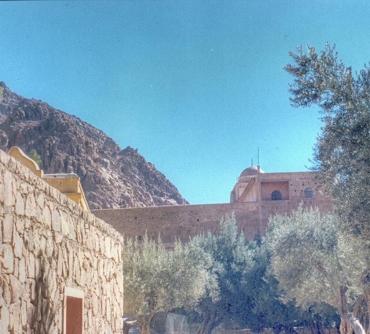 Синайский полуостров. Монастырь Святой Екатерины. дополнительная информация, Слева оссарий, справа за стеной монастырчкая библиотека.
