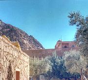 Монастырь Святой Екатерины, Слева оссарий, справа за стеной монастырчкая библиотека.<br>, Синайский полуостров, Египет, Прочие страны