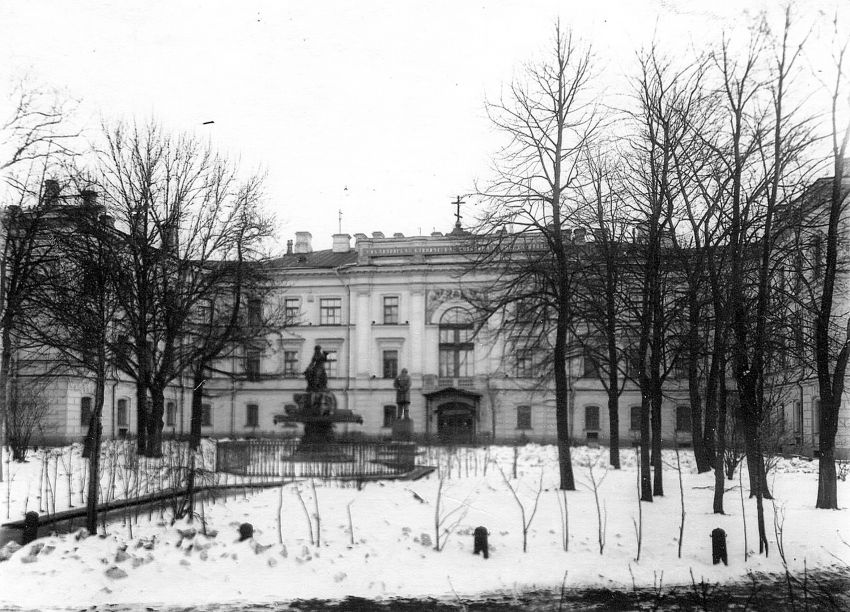 Домовая церковь Михаила Архангела при бывшей Михайловской клинической больнице баронета Виллие, Калининский район (Санкт-Петербург, г. Санкт-Петербург). архивная фотография, фото с сайта http://humus.livejournal.com