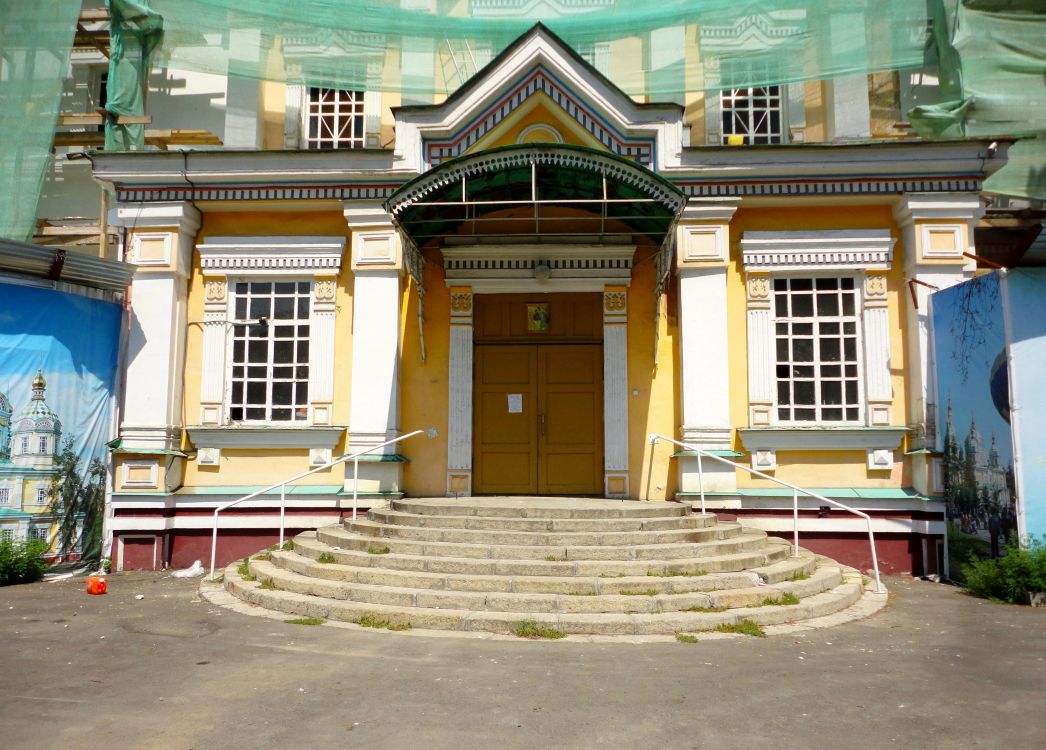 Кафедральный собор Вознесения Господня (новый), Алматы (Алматы, город, Казахстан). документальные фотографии, Реставрация собора, южный вход, август 2018 г.