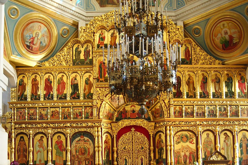 Кафедральный собор Вознесения Господня (новый), Алматы (Алматы, город, Казахстан). интерьер и убранство, Иконостас выполнен художником Николаем Хлудовым. 