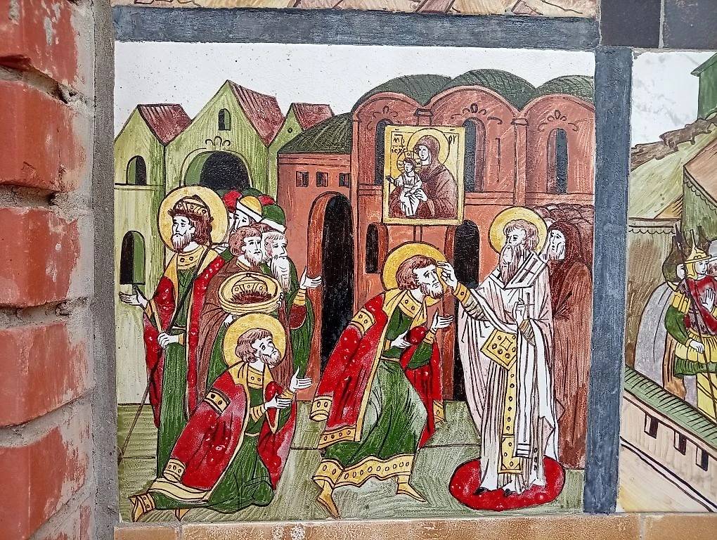 роспись по плитке на фасаде часовни, архитектурные детали. Часовня Александра Невского, Глазов (Глазовский район и г. Глазов, Республика Удмуртия)