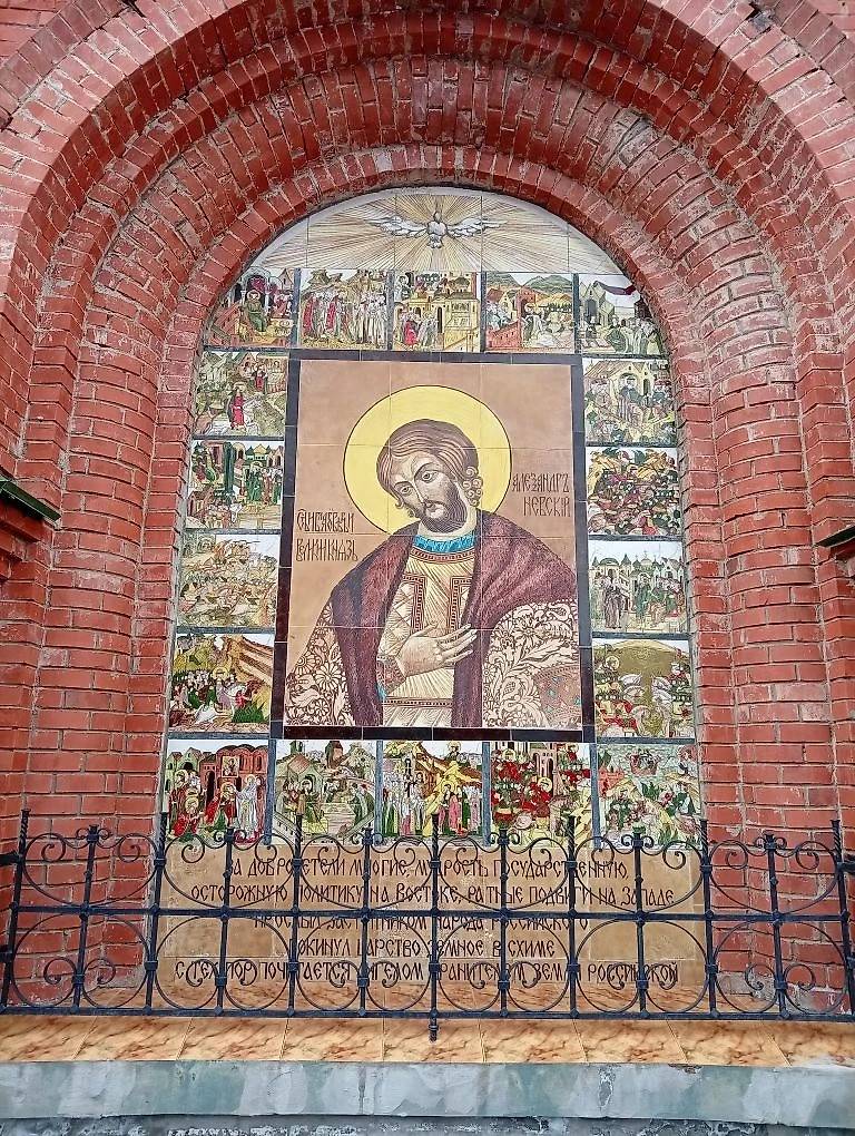 роспись по плитке на фасаде часовни, архитектурные детали. Часовня Александра Невского, Глазов (Глазовский район и г. Глазов, Республика Удмуртия)