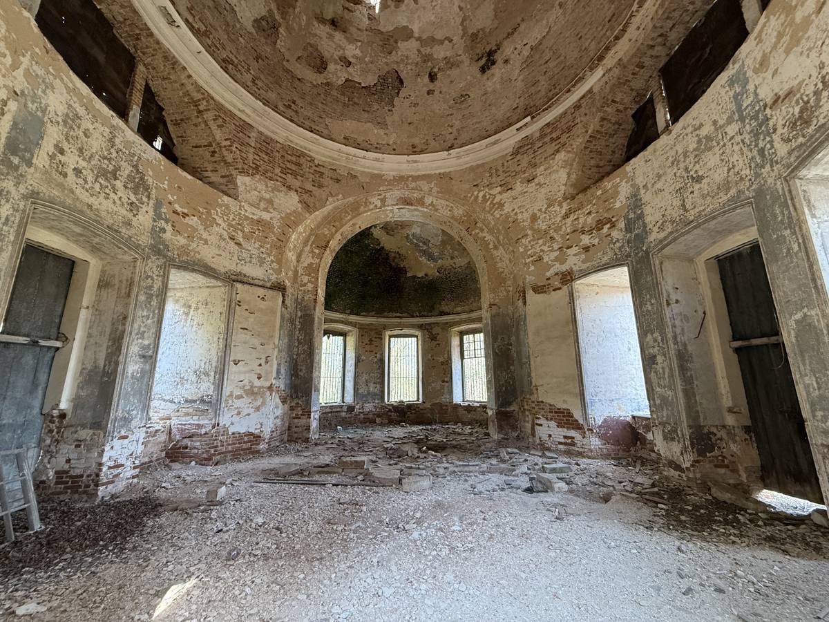 Церковь Троицы Живоначальной, Афанасьево (Алексинский район и пос. Новогуровский, Тульская область). интерьер и убранство, Основной объем, вид на алтарь