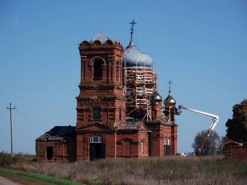 Избищи. Церковь Димитрия Солунского. общий вид в ландшафте, Установка куполов
