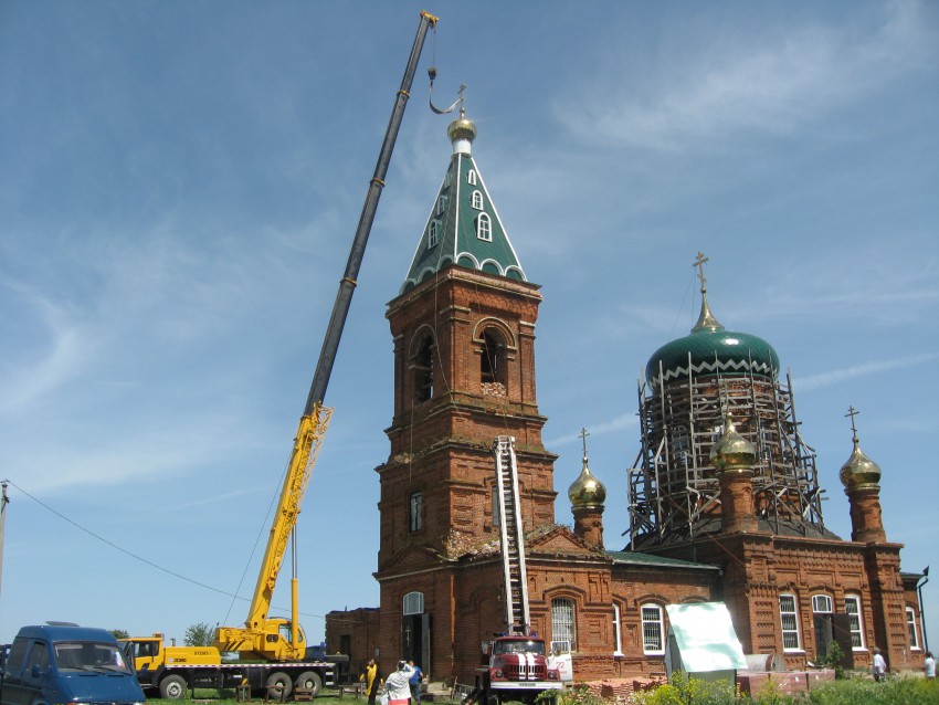 Избищи. Церковь Димитрия Солунского. общий вид в ландшафте, установка купола храма