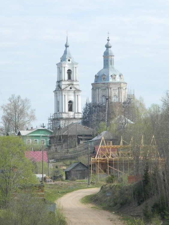 Сорвижи. Церковь Троицы Живоначальной. общий вид в ландшафте, Вид с Вятки