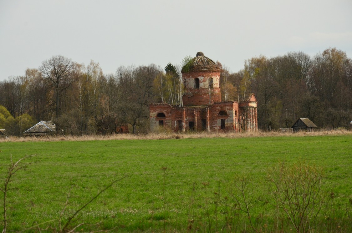 Церковь Троицы Живоначальной, Разрытое (Мглинский район, Брянская область). общий вид в ландшафте, Вид с дороги от кладбища