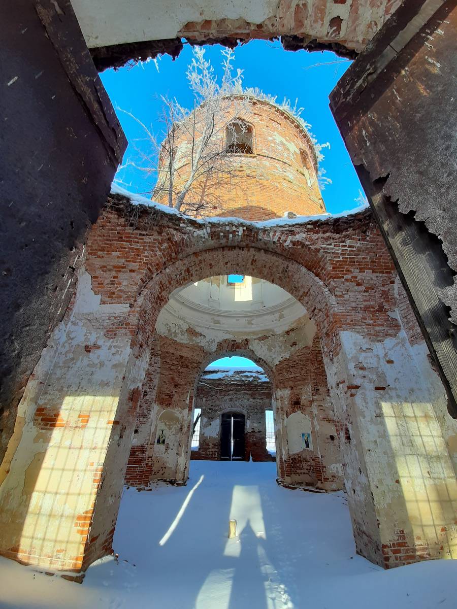 Вид с юга, интерьер и убранство. Церковь Троицы Живоначальной, Разрытое (Мглинский район, Брянская область)