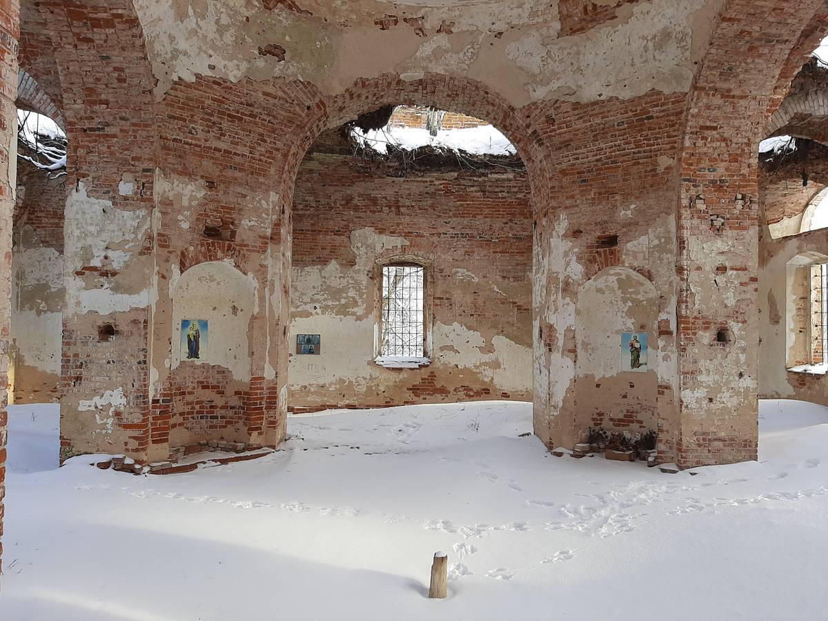 Вид с запада, интерьер и убранство. Церковь Троицы Живоначальной, Разрытое (Мглинский район, Брянская область)