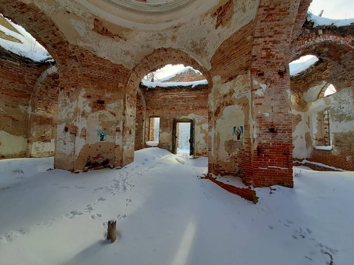 Вид с севера, интерьер и убранство. Церковь Троицы Живоначальной, Разрытое (Мглинский район, Брянская область)