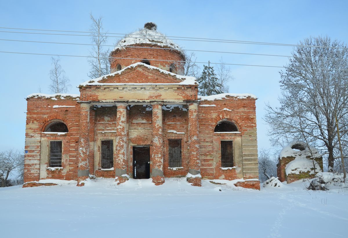 Общий вид с часовней, фасады. Церковь Троицы Живоначальной, Разрытое (Мглинский район, Брянская область)