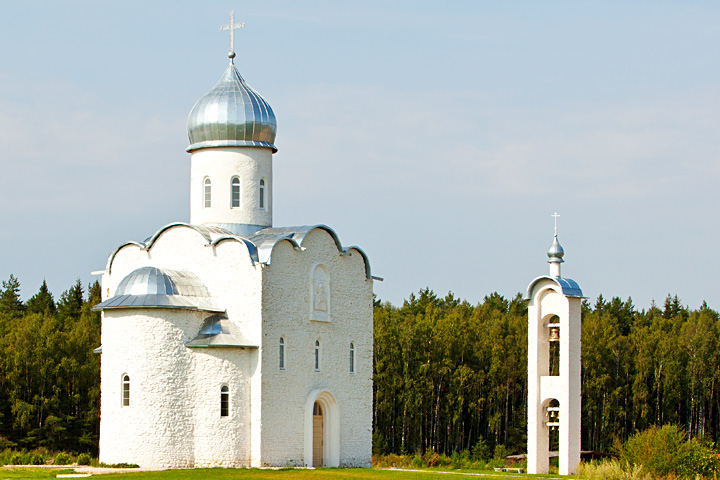 Церковь Бориса и Глеба, Корь (Юхновский район, Калужская область). общий вид в ландшафте