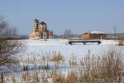 Церковь иконы Божией Матери "Знамение", Рядои с церковью единственныв этом же стиле кирпичный дом. В советское время видимо была пожарная часть.Окна в этом доме как и в церкви очень мощные, полукруглые арки<br>, Берёзовка, Ирбитский район (Ирбитское МО), Свердловская область